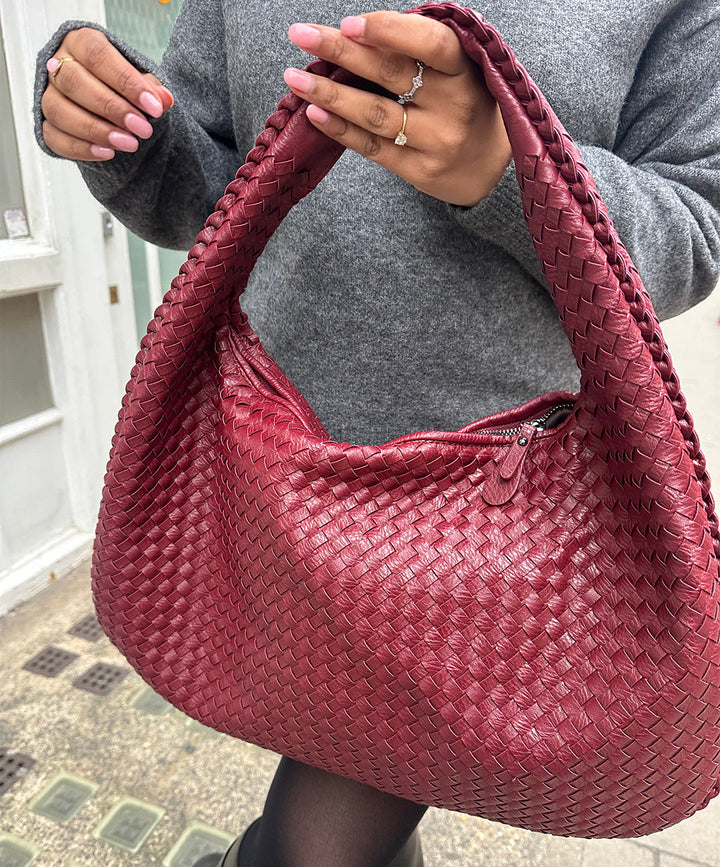 Bolso de hombro Hobo carmesí texturizado, de cuero vegano, un accesorio imprescindible para mujer.