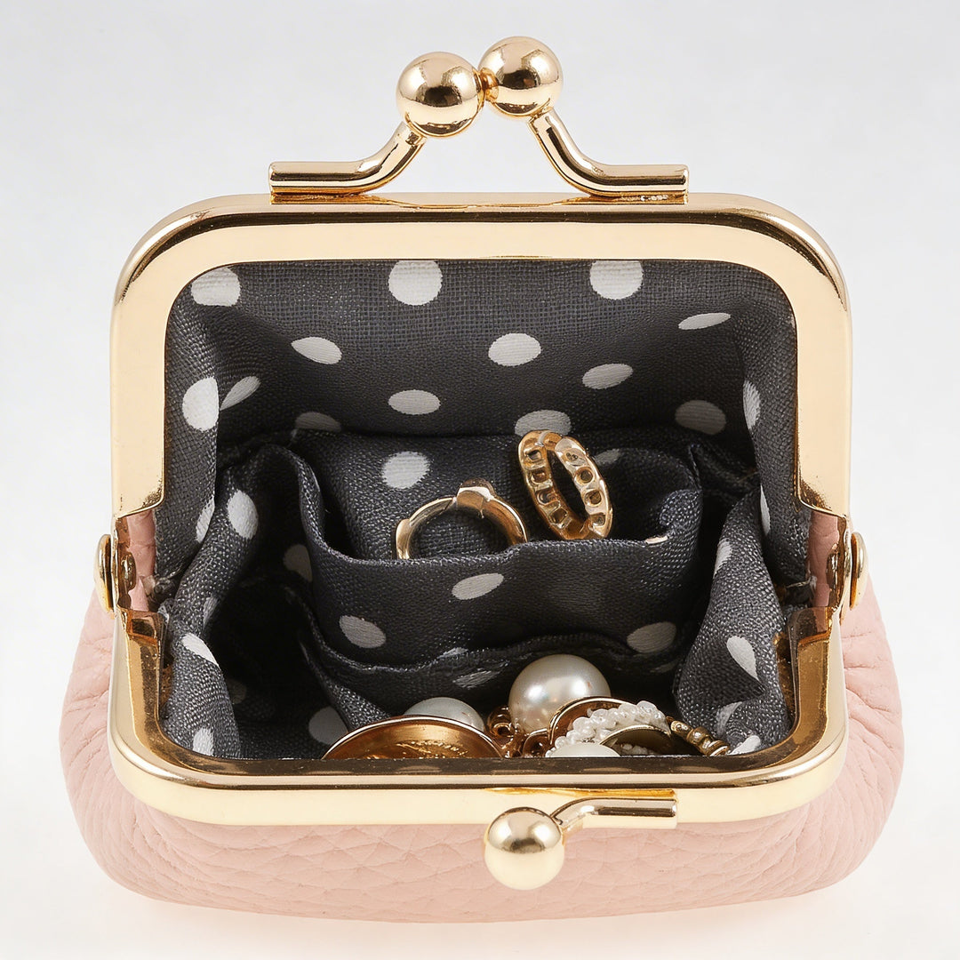 Organizador de joyas compacto con compartimentos para anillos, pendientes y collares. Perfecto para accesorios.