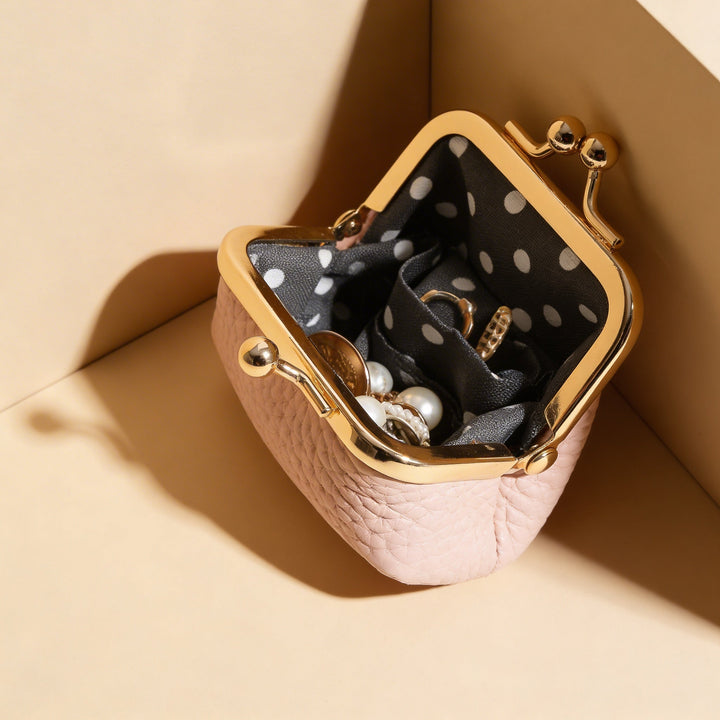 Caja de joyas organizadora portátil, compacta para almacenar anillos y pendientes. Mantiene tus joyas seguras.