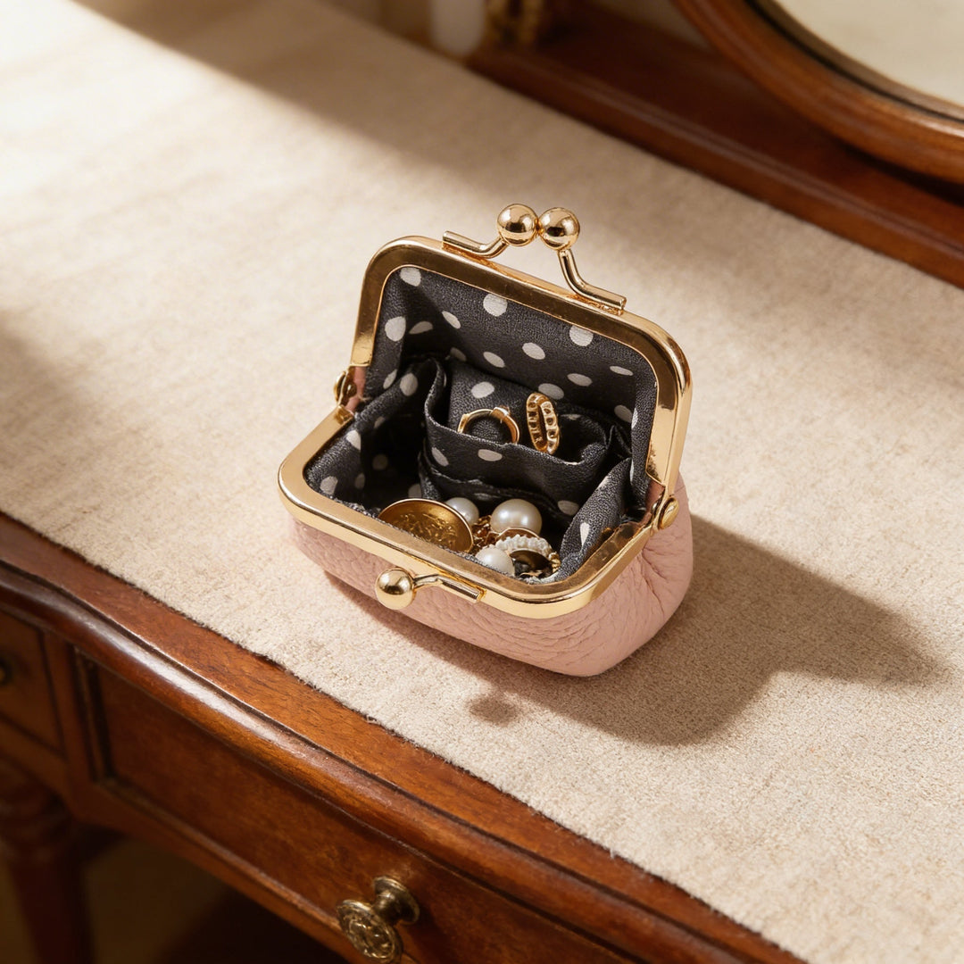 Práctico mini joyero para viaje, caja organizadora que mantiene tus accesorios y joyas ordenadas y protegidas.
