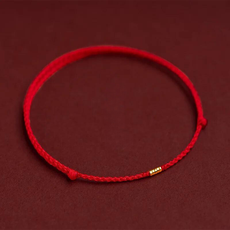 Primer plano de pulsera Kabbalah de cuentas, símbolo de protección y energía.