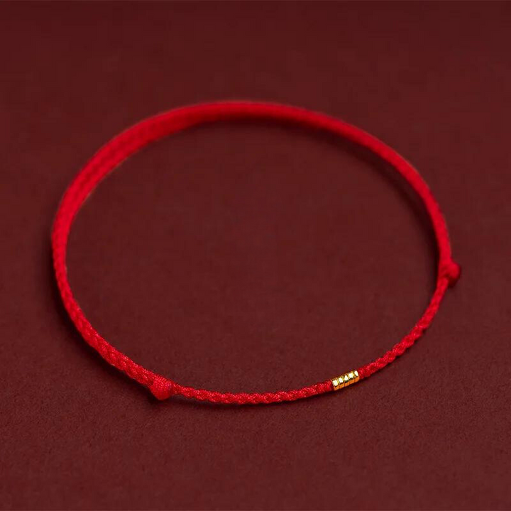 Primer plano de pulsera Kabbalah de cuentas, símbolo de protección y energía.