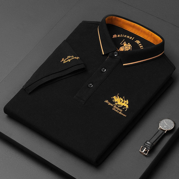 Polo elegante para hombre con detalles bordados. Camisa de manga corta, ideal para un estilo casual de verano.