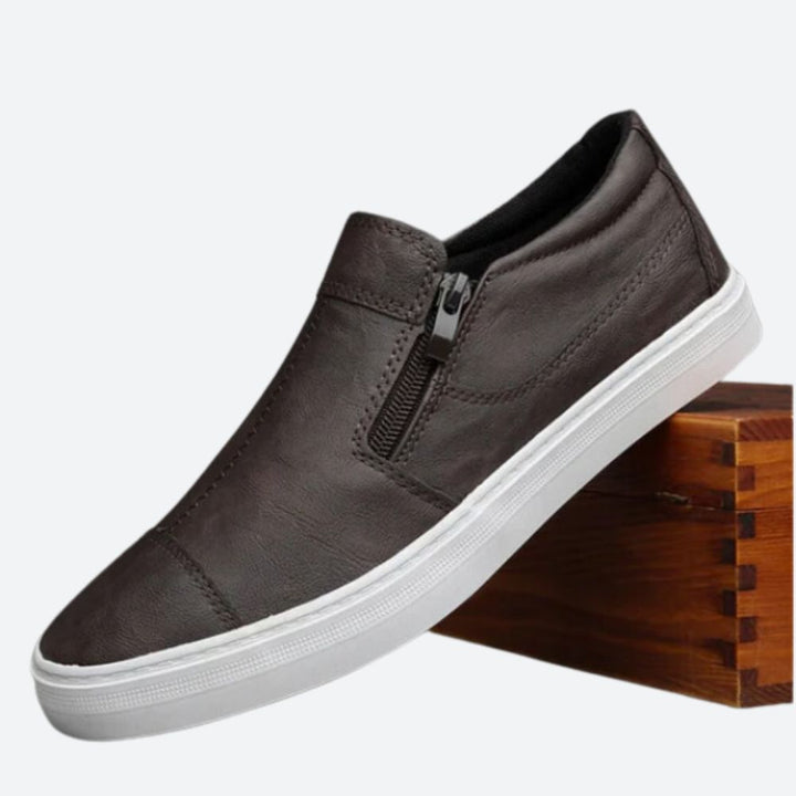 Detalle de mocasines de hombre sin cordones, ideales para un look casual de primavera. Comodidad diaria garantizada.