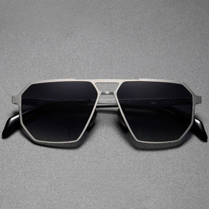 Gafas aviador ligeras de titanio. Lentes polarizadas UV400 que ofrecen protección solar y estilo duradero.