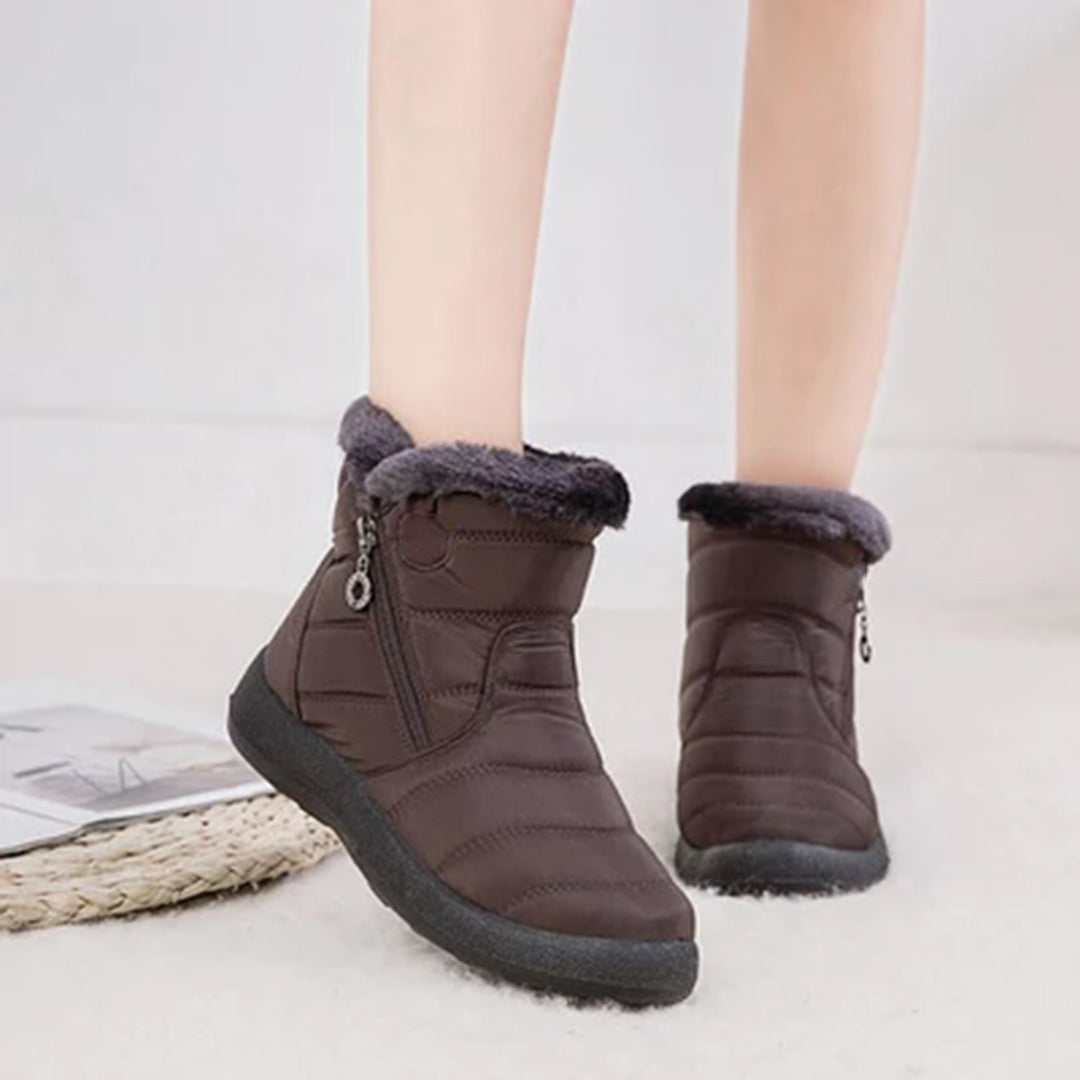 Botas de mujer en cuero sintético, moda invierno con estilo elegante y casual a la vez.