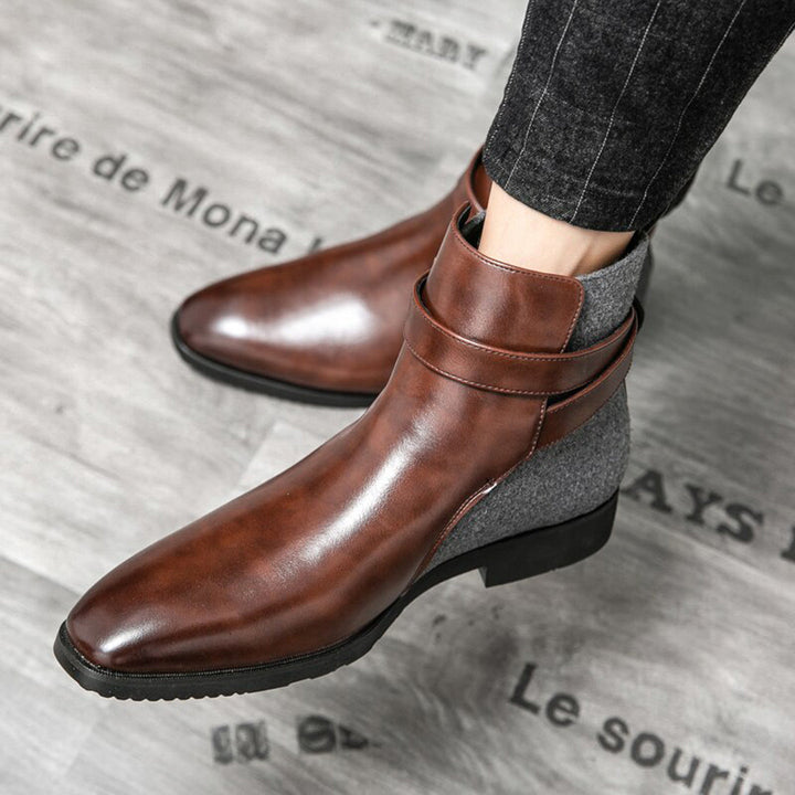 Hombre caminando con botines de cuero sintético, estilo y comodidad.