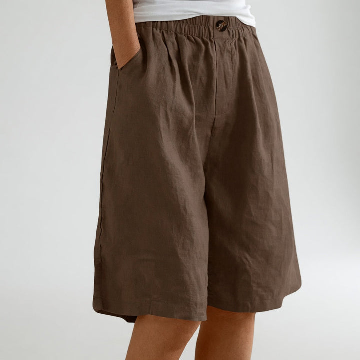 Modelo vistiendo pantalones cortos de mujer cómodos con cintura elástica, ideales para el verano.
