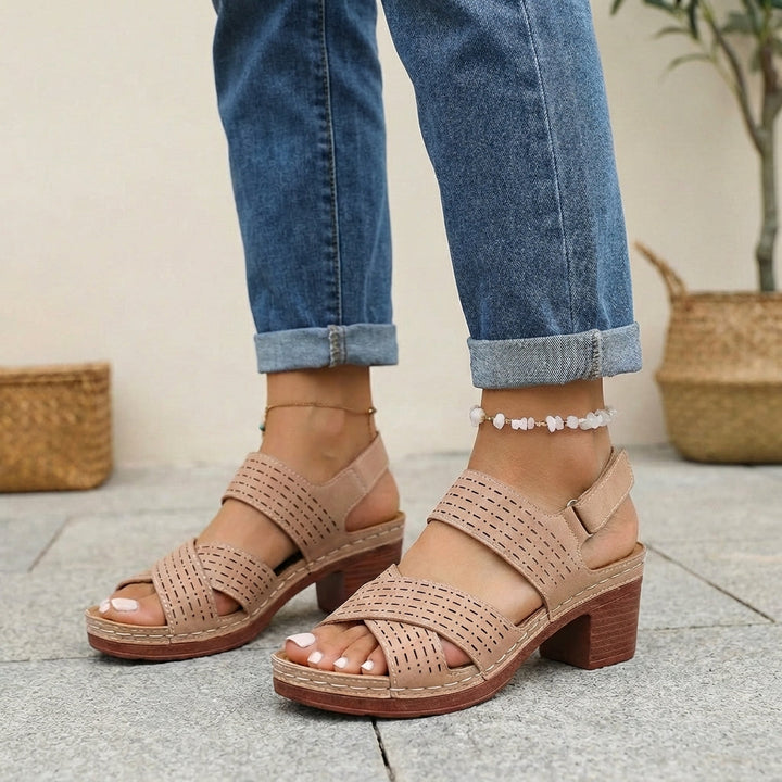 Sandalias plataforma Carmela, diseño cómodo para mujer. Calzado de verano con soporte y estilo.