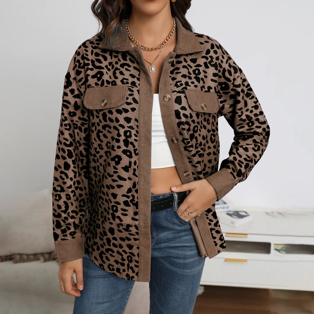 Blazer entallada de leopardo para mujer. Chaqueta elegante y audaz, perfecta para moda casual y de oficina.