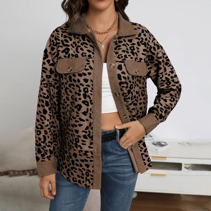 Blazer entallada de leopardo para mujer. Chaqueta elegante y audaz, perfecta para moda casual y de oficina.