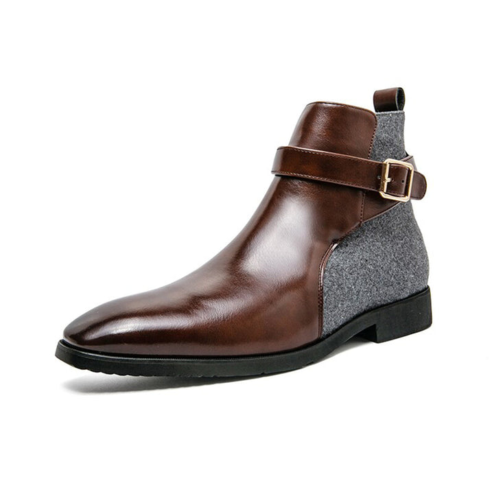Primer plano de botines de hombre, costuras de calidad y acabado impecable.