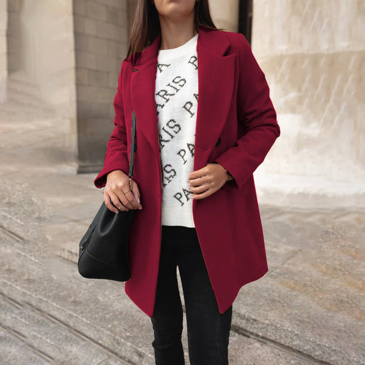 Elegante abrigo de mujer para invierno, moda femenina que ofrece calidez y confort.