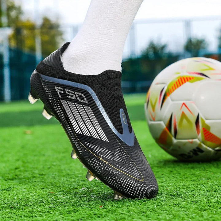 Botas de fútbol sala unisex vista frontal, puntera reforzada para durabilidad y control del balón.