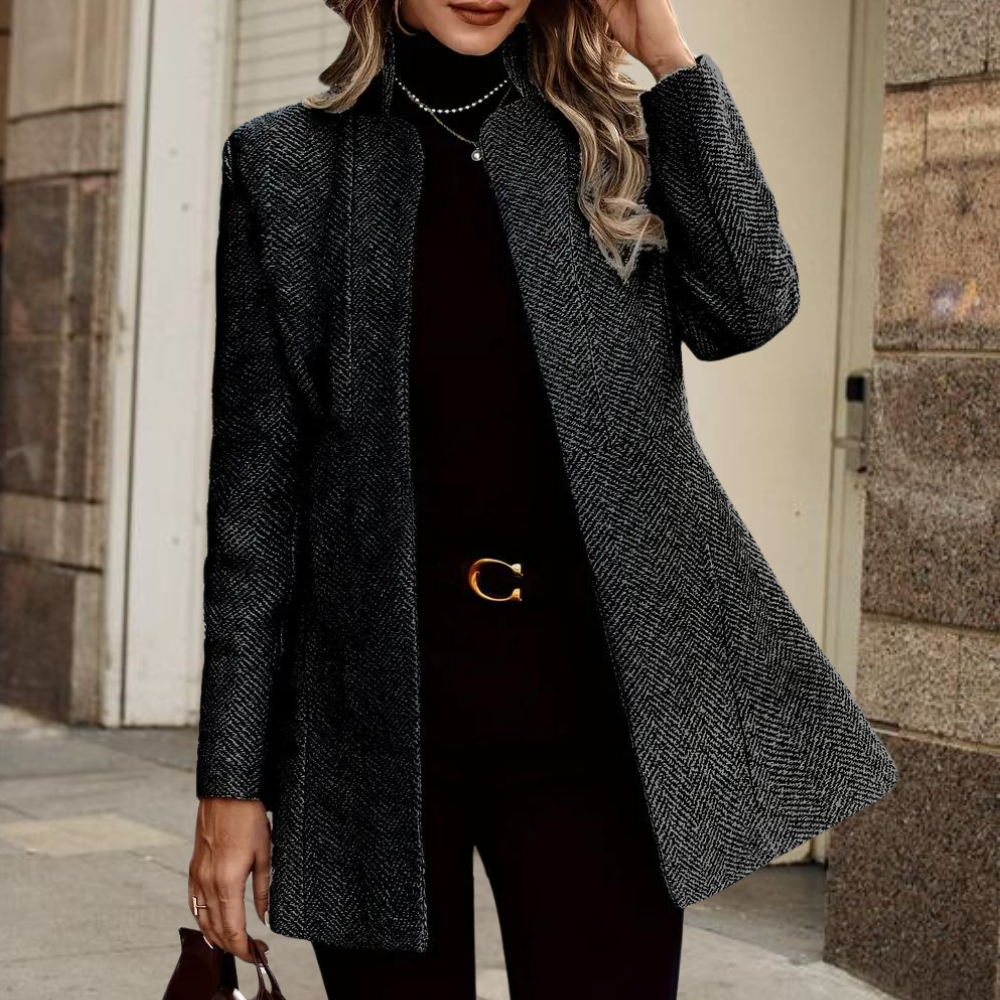 Blazer chic para mujer, moda femenina moderna, chaqueta elegante para un look sofisticado.