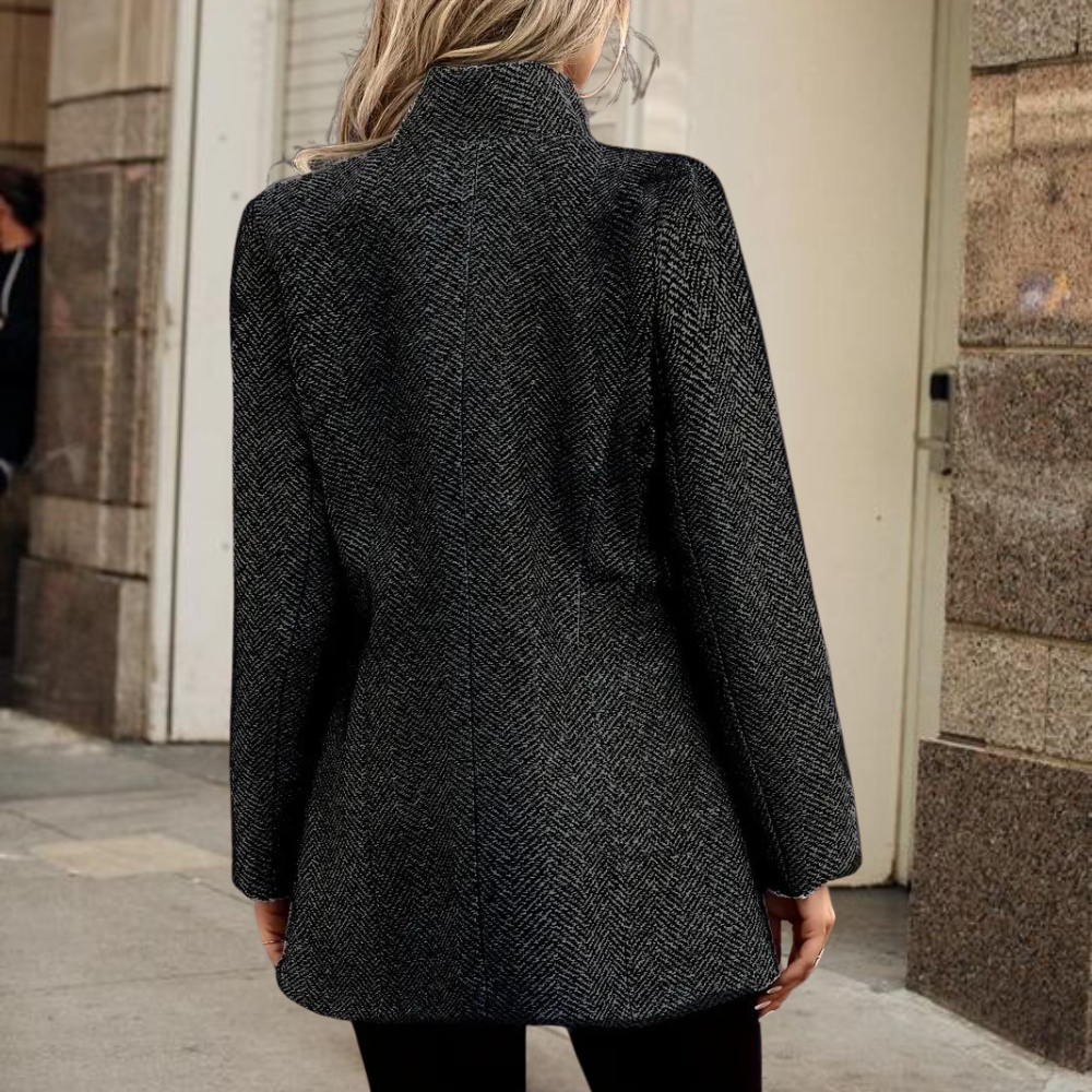 Elegante blazer para mujer, diseño atemporal, ideal para un estilo refinado y formal.