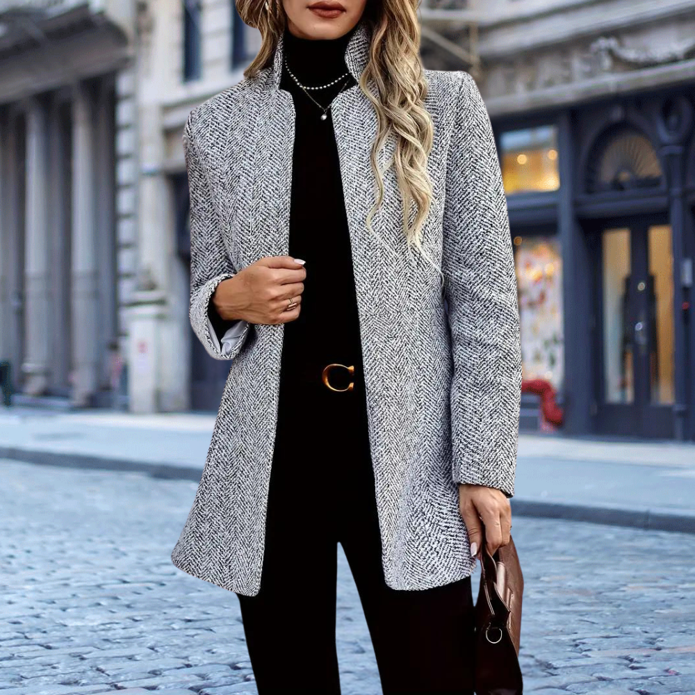 Blazer negro para mujer, estilo formal y atemporal, ideal para eventos o trabajo.