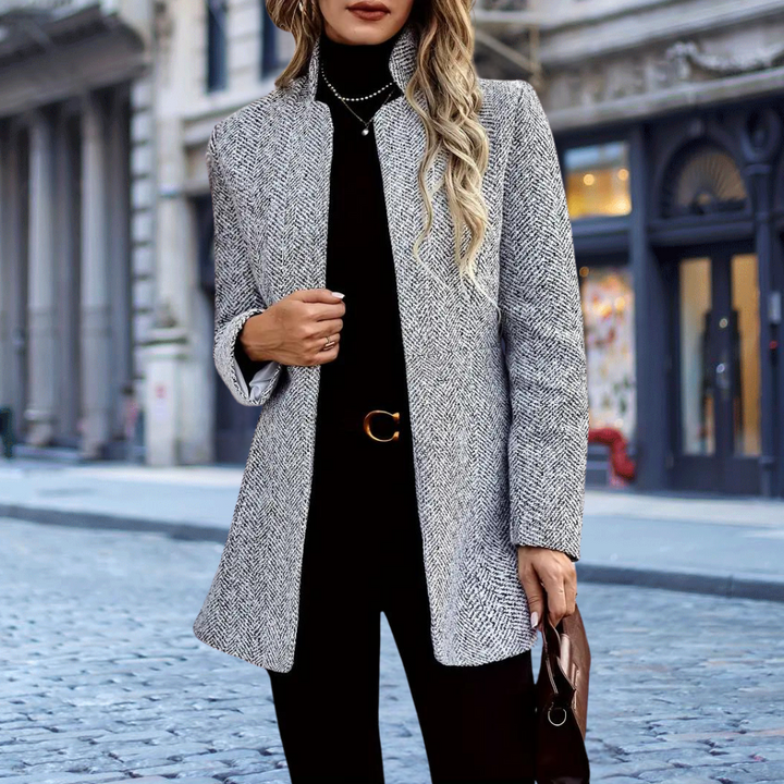 Blazer negro para mujer, estilo formal y atemporal, ideal para eventos o trabajo.