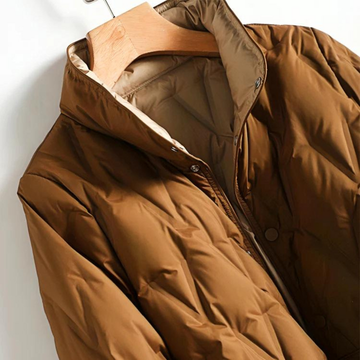 Abrigo acolchado de mujer, con diseño elegante para el invierno. Proporciona calidez y estilo.