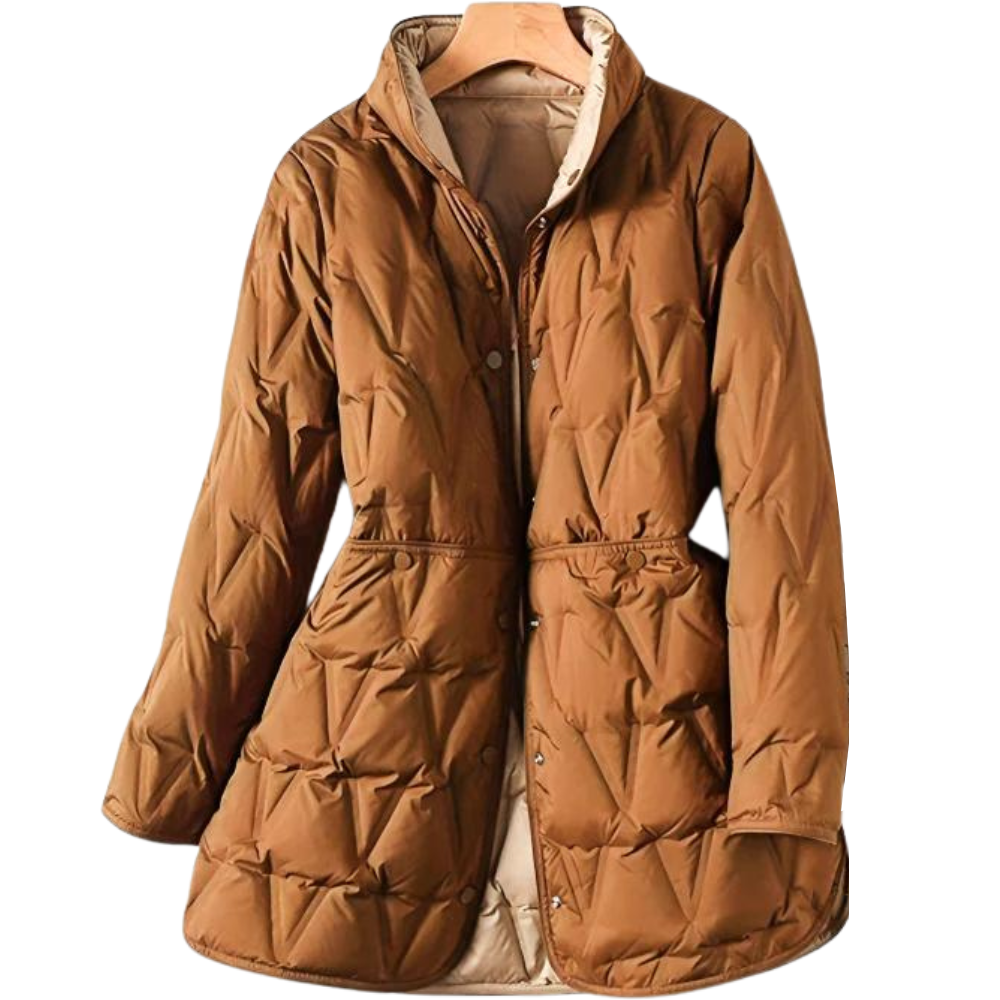 Mujer con abrigo acolchado elegante, disfrutando del invierno. Chaqueta de moda para días fríos.