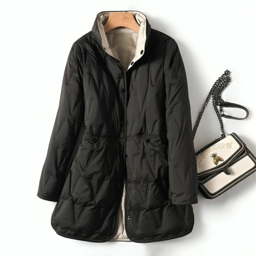 Abrigo acolchado de mujer que ofrece calidez y estilo invernal. Ropa de abrigo elegante y protectora.