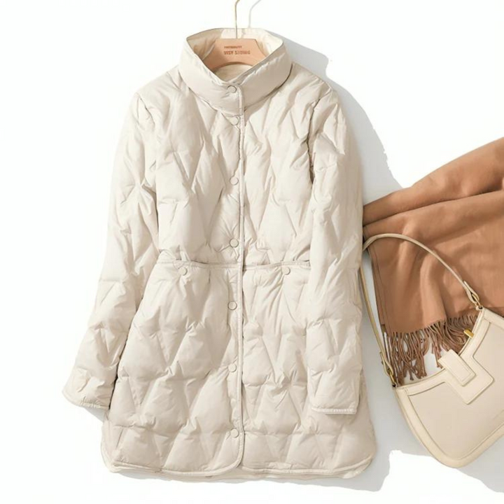 Abrigo acolchado de mujer, diseño moderno para invierno. Ropa de abrigo confortable y elegante.