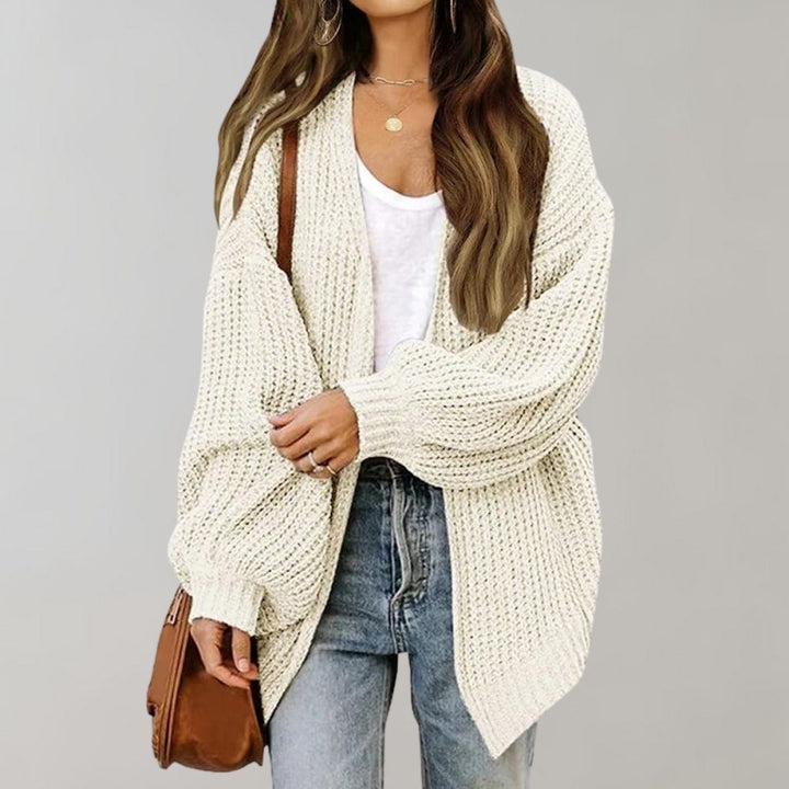 Mujer luciendo cárdigan de punto casual, cómodo y moderno, ideal para un look versátil de otoño.