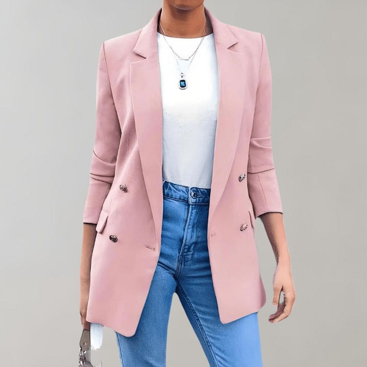Moda femenina: blazer largo y elegante para mujer. Chaqueta versátil que realza cualquier estilo moderno.