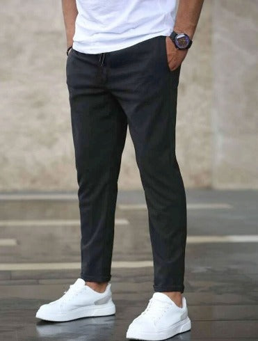 Jogger ajustado de hombre, esencial para streetwear y estilo deportivo urbano.