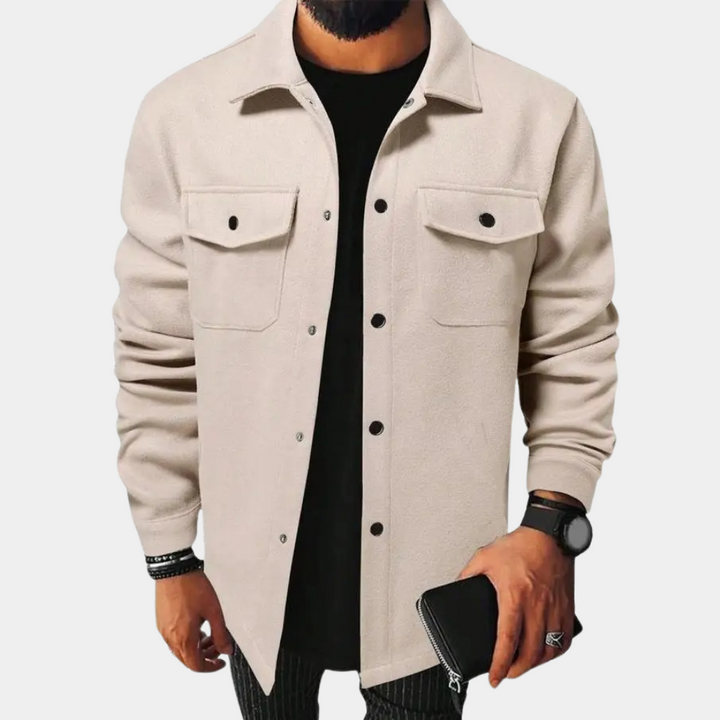 Chaqueta abotonada de primavera para hombre, estilo casual. Ideal para outfits frescos y ligeros de moda masculina.