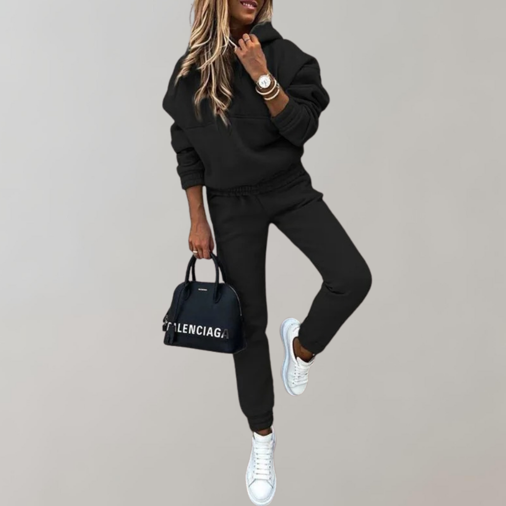 Atuendo de chándal femenino para invierno y viajes. Ropa cómoda de estilo casual que combina sudadera y pantalón.