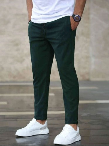 Pantalón hombre ajustado, deportivo y urbano, perfecto para actividades diarias.