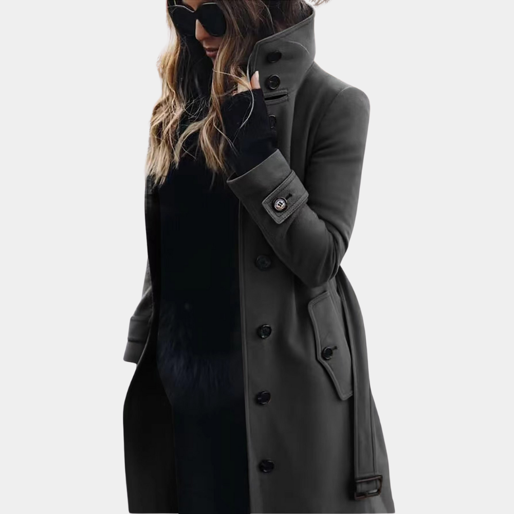 Mujer vistiendo abrigo trench sofisticado, ideal como ropa exterior cálida para el invierno. Estilo moderno.