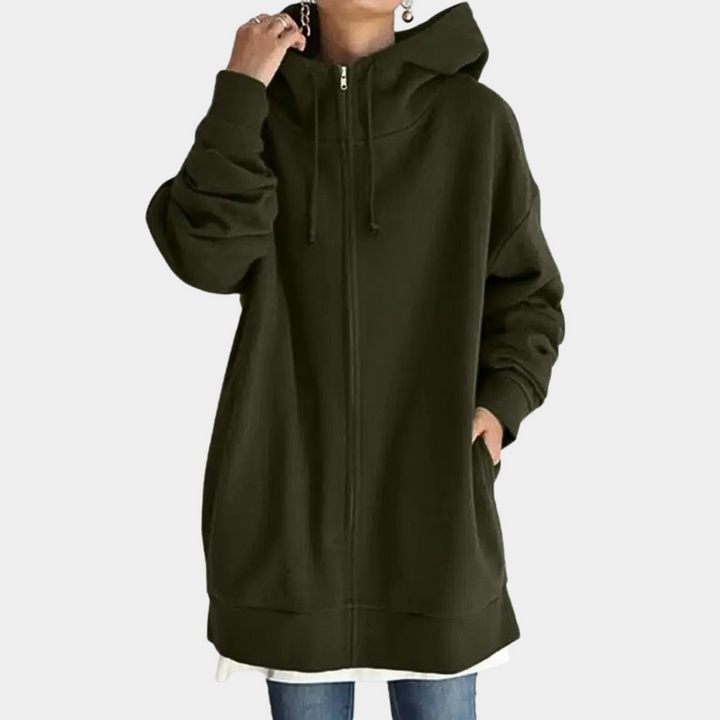 Mujer activa con sudadera con capucha y cremallera, outfit moderno. Ideal para invierno y cualquier ocasión casual.