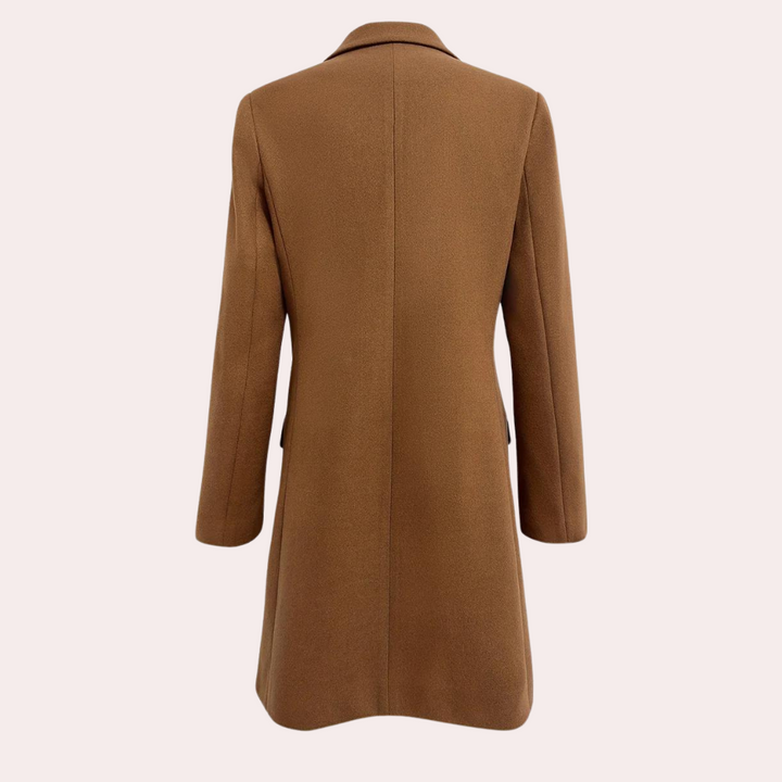 Elegante abrigo largo de mujer, trench moderno para estilo invernal y prendas de otoño.