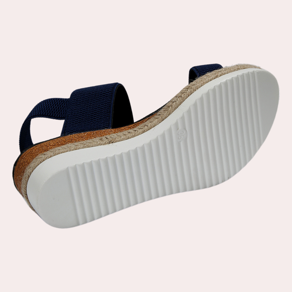 Detalle de sandalias de mujer: calzado ajustable y confortable, con diseño veraniego elegante y duradero.