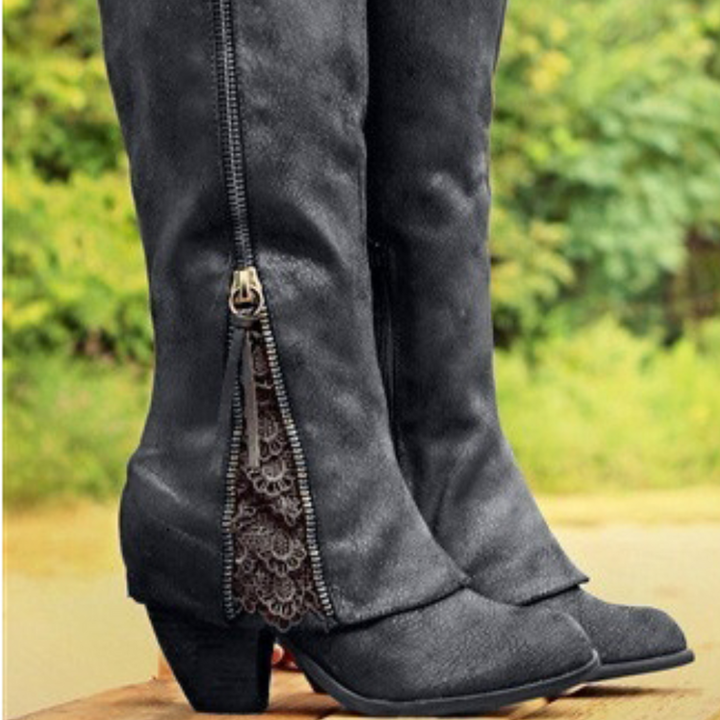 Botas de tacón alto negras, calzado femenino elegante. Estilo de moda para otoño e invierno.