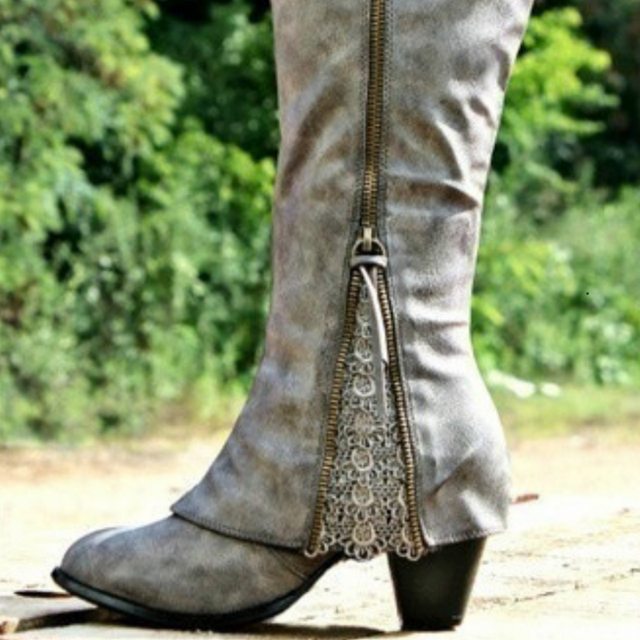 Botas grises de tacón alto para mujer, diseño versátil. Ideal para un look femenino y chic de invierno.