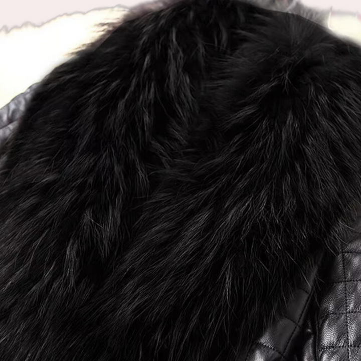 Lujoso abrigo de piel para mujer, perfecto para el invierno. Ofrece calidez y un estilo chic, ideal para eventos.