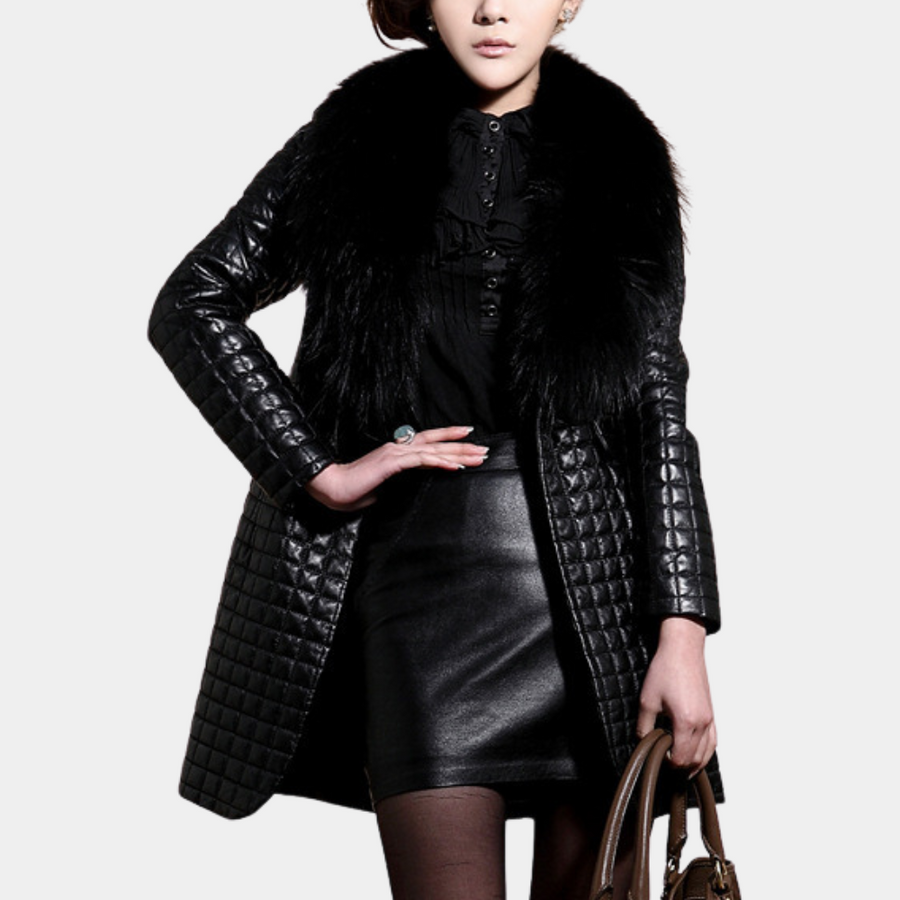 Abrigo negro invernal de piel para mujer. Una prenda elegante y versátil que aporta calidez y estilo a tu atuendo.
