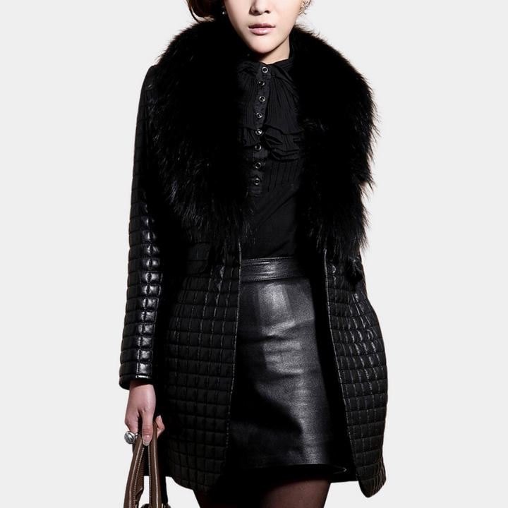 Elegante abrigo de piel para mujer, ideal para el frío invierno. Un clásico de moda femenina, cálido y sofisticado.