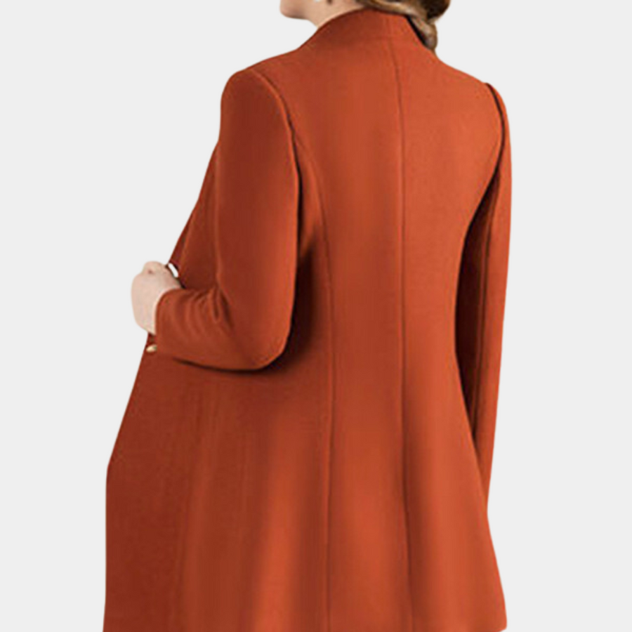 Abrigo rojo clásico para mujer, modelo Sofía. Prenda elegante de invierno con diseño atemporal.