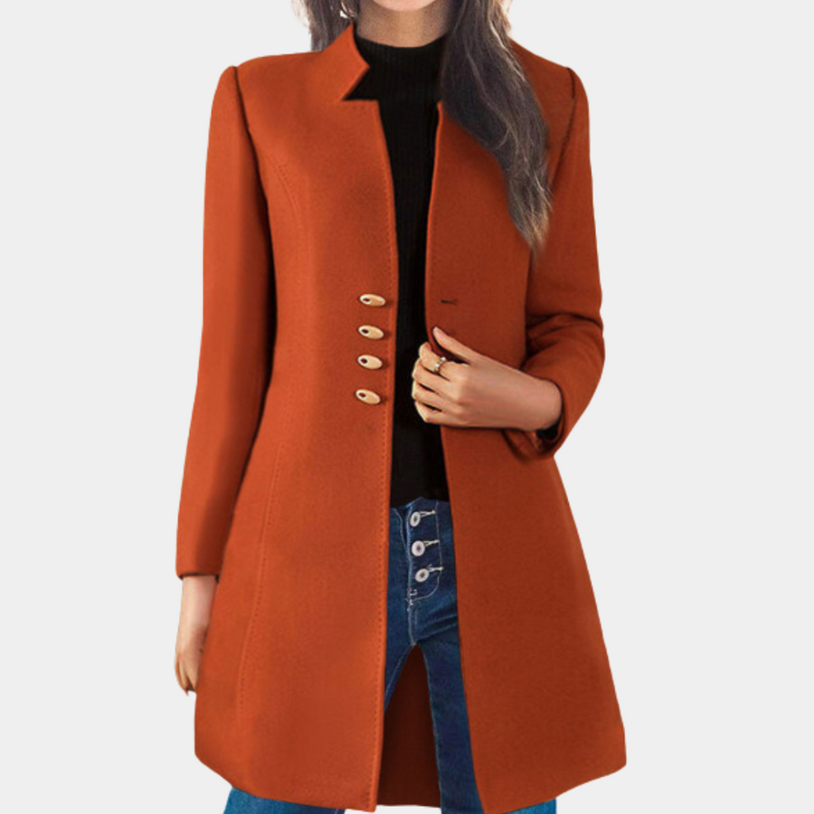 Abrigo verde militar elegante para mujer. Estilo clásico atemporal, botonadura sencilla. Moda invernal.