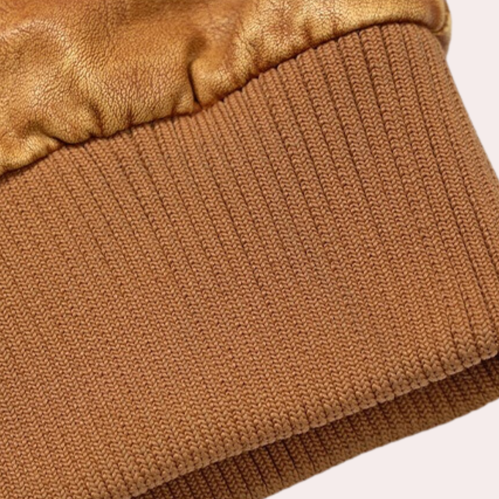 Hombre usando chaqueta casual con capucha, perfecta para estilo urbano y versátil en invierno y otoño.