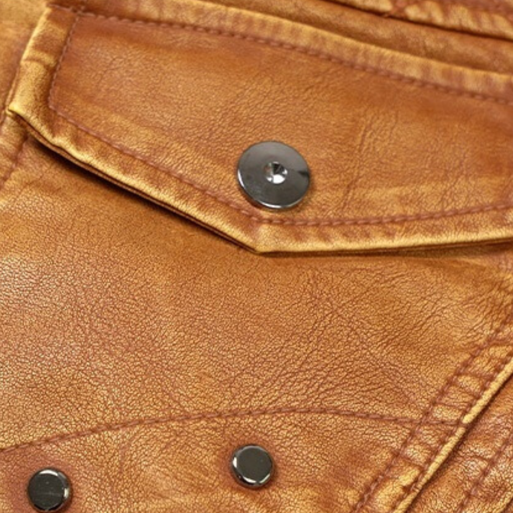 Detalle de capucha desmontable en chaqueta hombre, característica clave para moda urbana versátil de otoño/invierno.