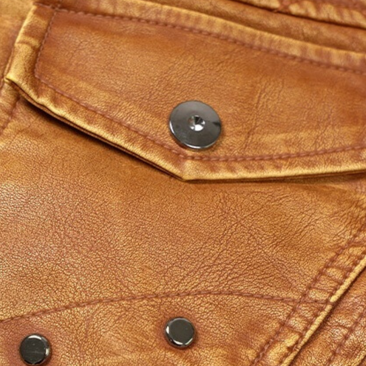 Detalle de capucha desmontable en chaqueta hombre, característica clave para moda urbana versátil de otoño/invierno.