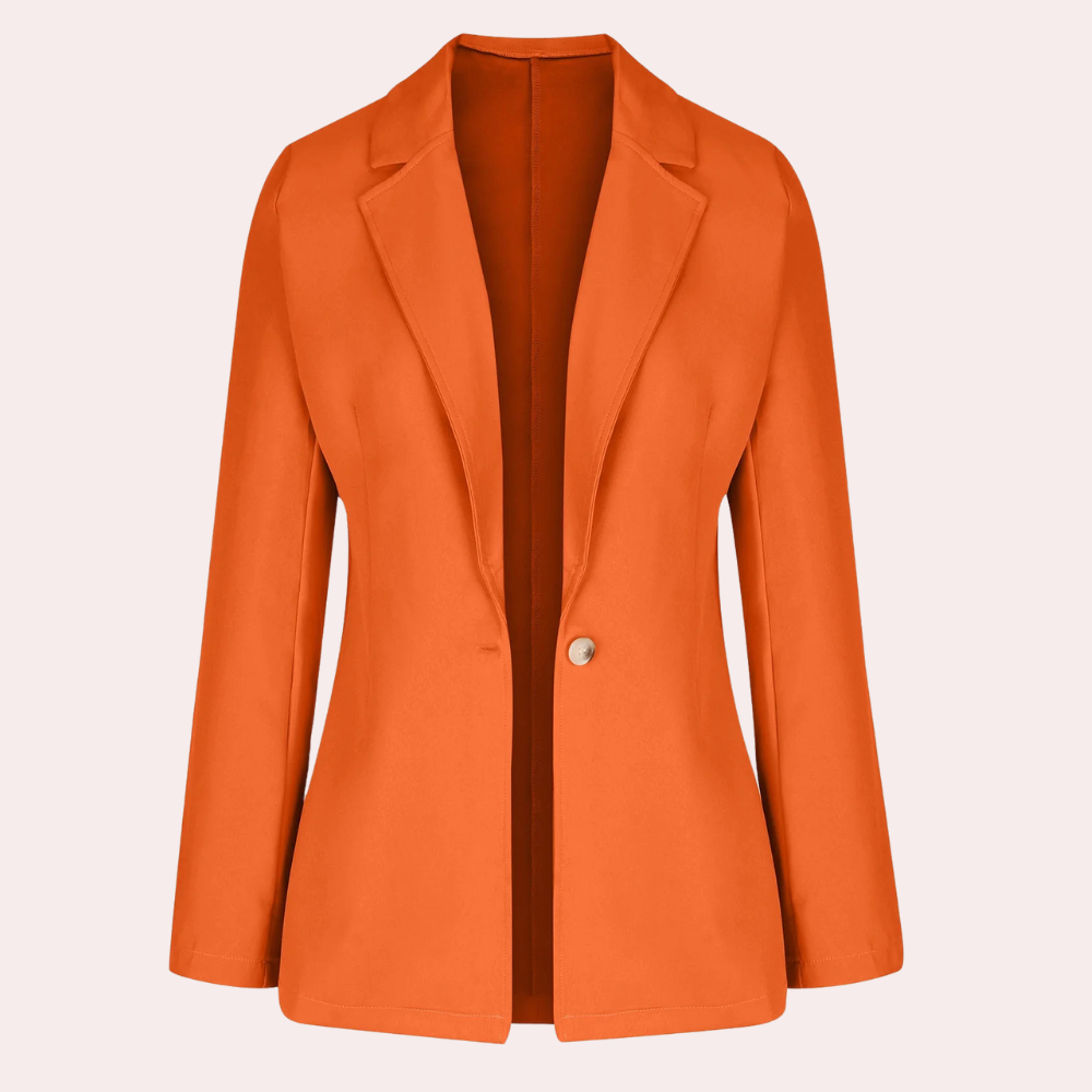 Mujer luciendo blazer minimalista, creando un look profesional y casual elegante a la vez.
