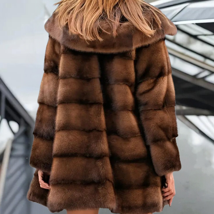 Abrigo ligero marrón de mujer con capucha, ideal para moda femenina de otoño e invierno. Chaqueta versátil.