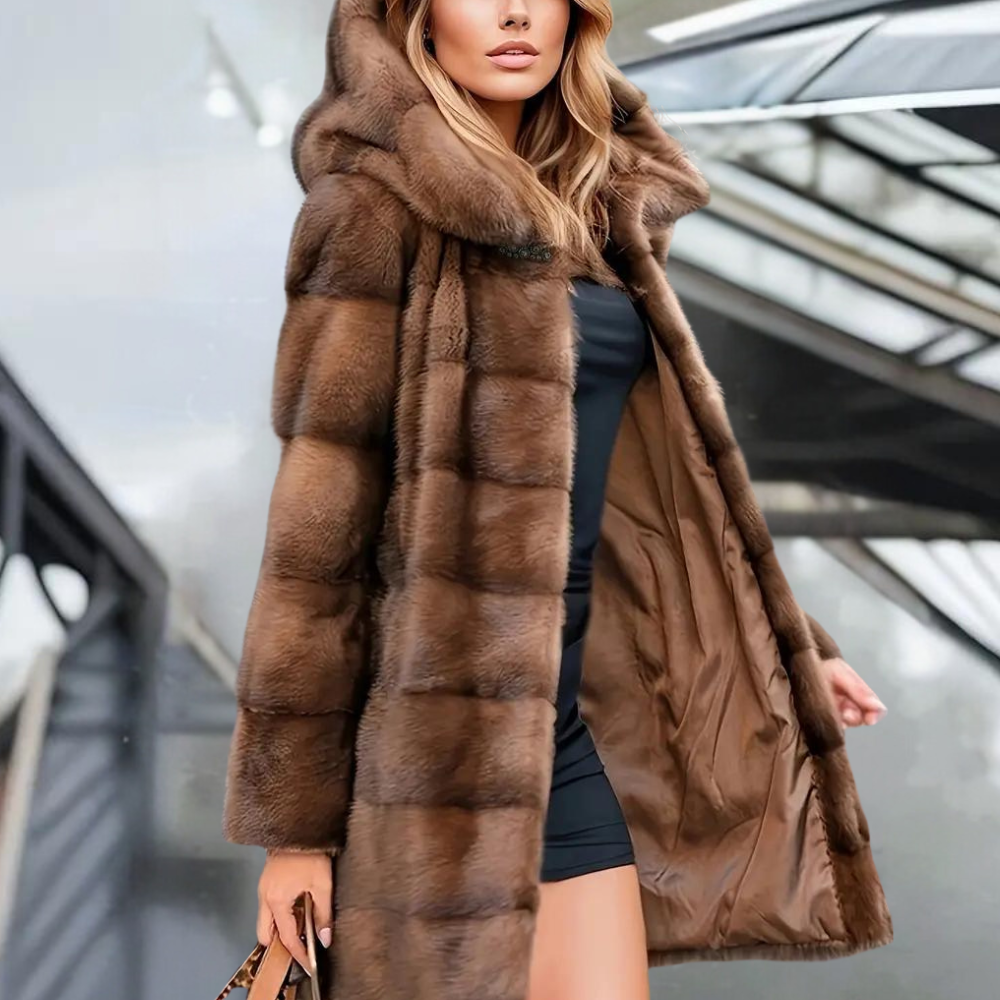 Chaqueta marrón de mujer con capucha, estilo urbano. Abrigo ligero moderno perfecto para el otoño.
