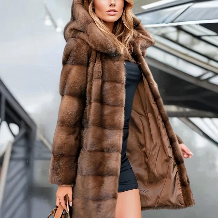 Chaqueta marrón de mujer con capucha, estilo urbano. Abrigo ligero moderno perfecto para el otoño.